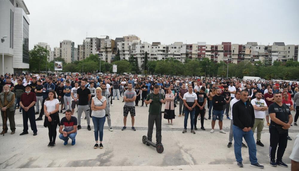 Okupljanje građana ispred Hrama Hristovog Vaskrsenja