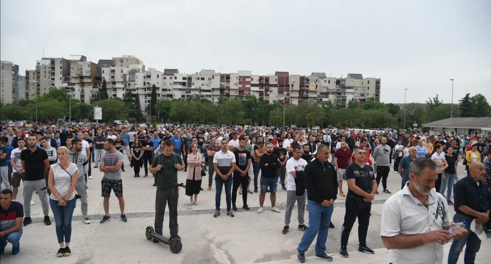 Okupljanje građana ispred Hrama Hristovog Vaskrsenja