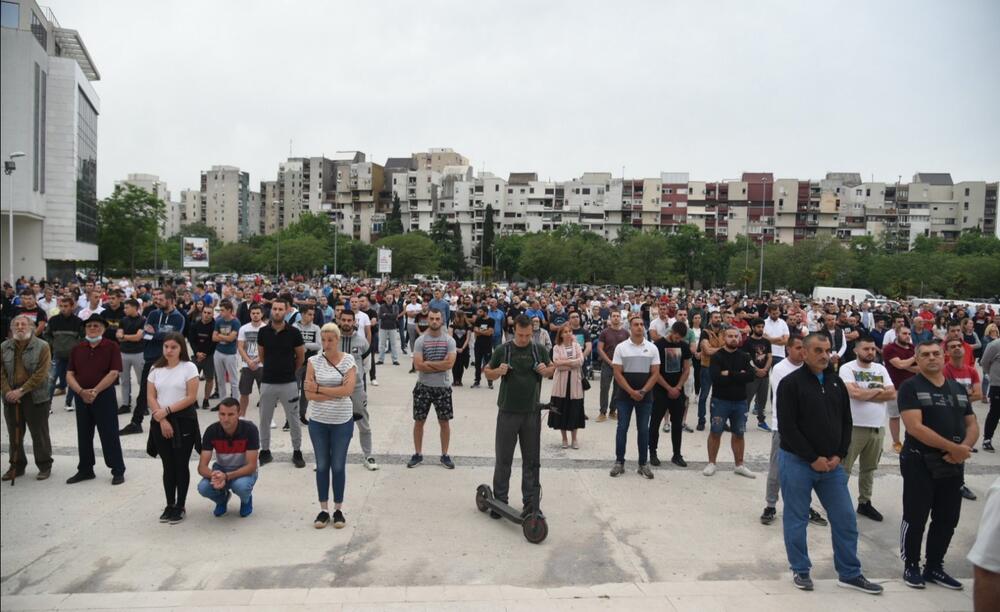 Okupljanje građana ispred Hrama Hristovog Vaskrsenja