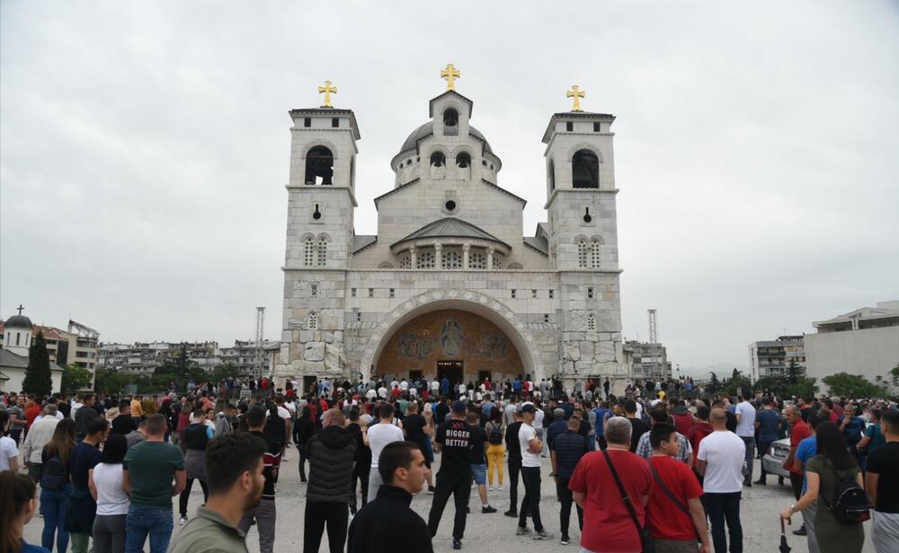 Okupljanje građana ispred Hrama Hristovog Vaskrsenja