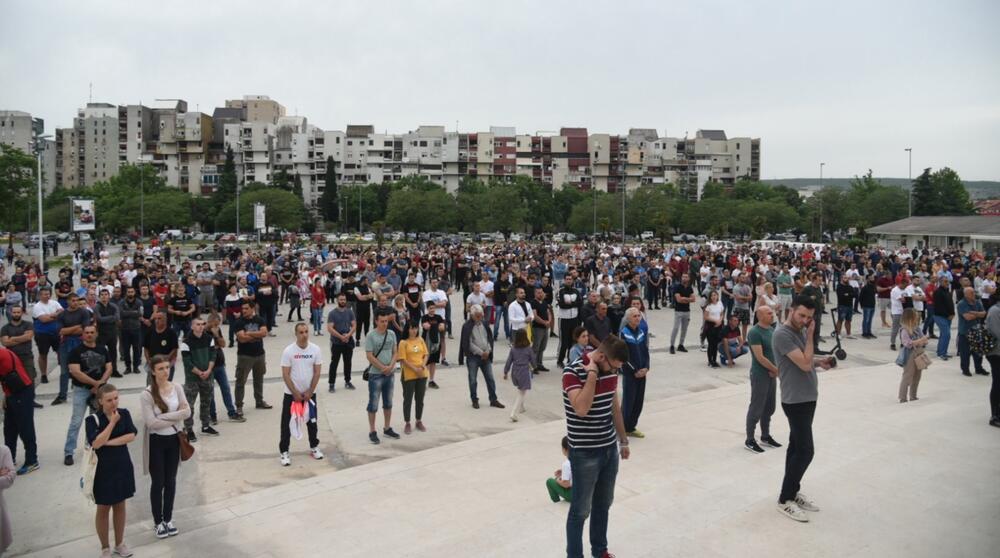 Okupljanje građana ispred Hrama Hristovog Vaskrsenja