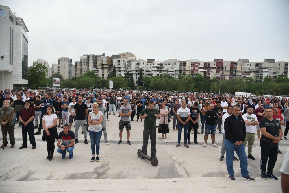 Okupljanje građana ispred Hrama Hristovog Vaskrsenja