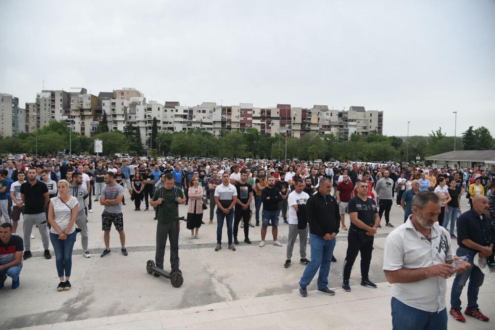 Okupljanje građana ispred Hrama Hristovog Vaskrsenja