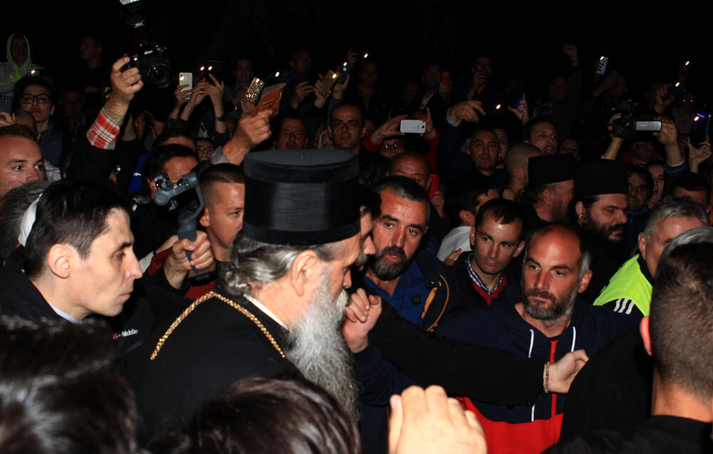 Okupljanje povodom oslobađanja episkopa Joanikija i sveštenika u Nikšiću