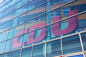 Imitacija nadgrobne ploče ostavljena ispred lokalnog sjedišta CDU...