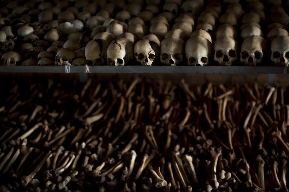 Posmrtni ostavi žrtava genocida koji se 1994. godine dogodio u Ruandi, Foto: Ben Curtis