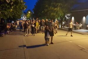 Oko dvije stotine građana prošetalo Pljevljima u znak podrške SPC