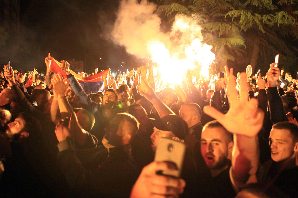 Građani čekali oslobađanje Joanikija, Foto: Luka Zeković