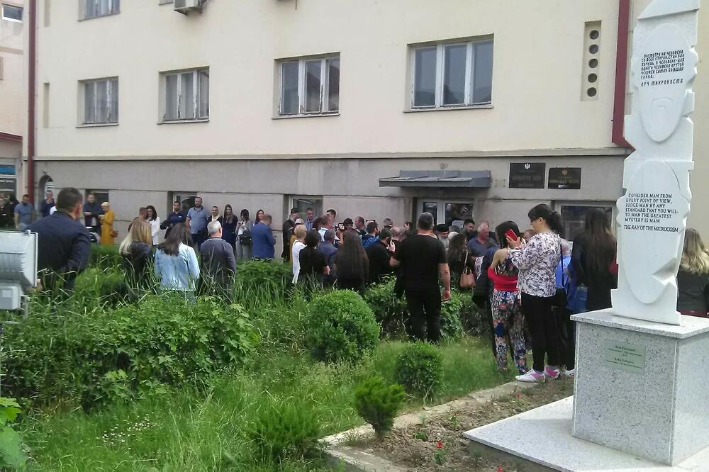 Građani su se okupili ispred beranskog ODT Berane, Foto: Tufik Sofitć