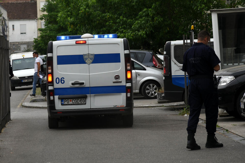 Odvođenje osumnjičenog sa saslušanja, Foto: Boris Pejović