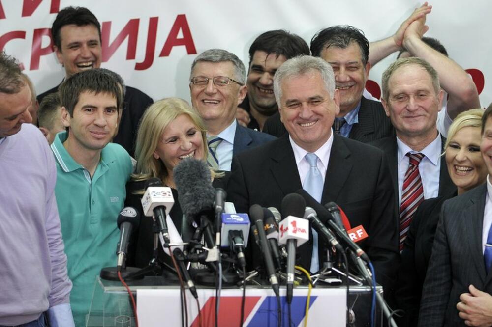 Prva izborna radost naprednjaka - pobeda Tomislava Nikolića na predsednički izborima 2012. godine, Foto: Andrej Isaković/AFP/Getty Images
