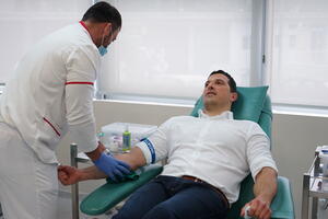 Janović učestvovao u akciji "Ministri daju krv"