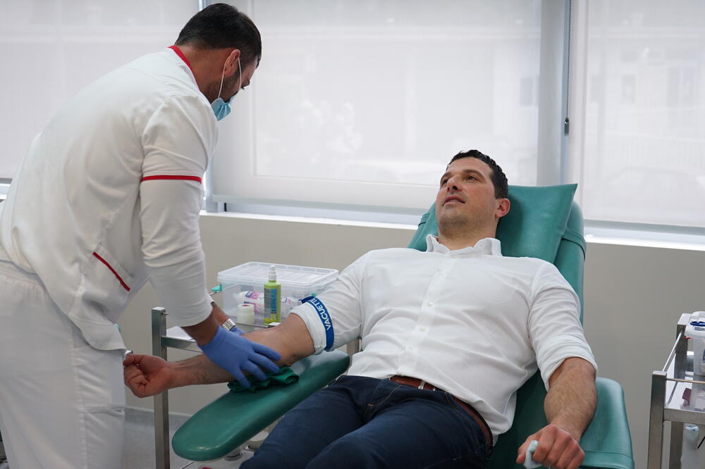 Janović dobrovoljno dao krv, Foto: Ministarstvo