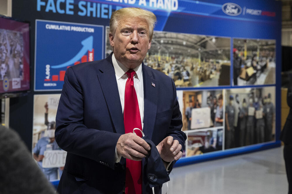 Ne želi da ga mediji snimaju sa maskom, Foto: AP