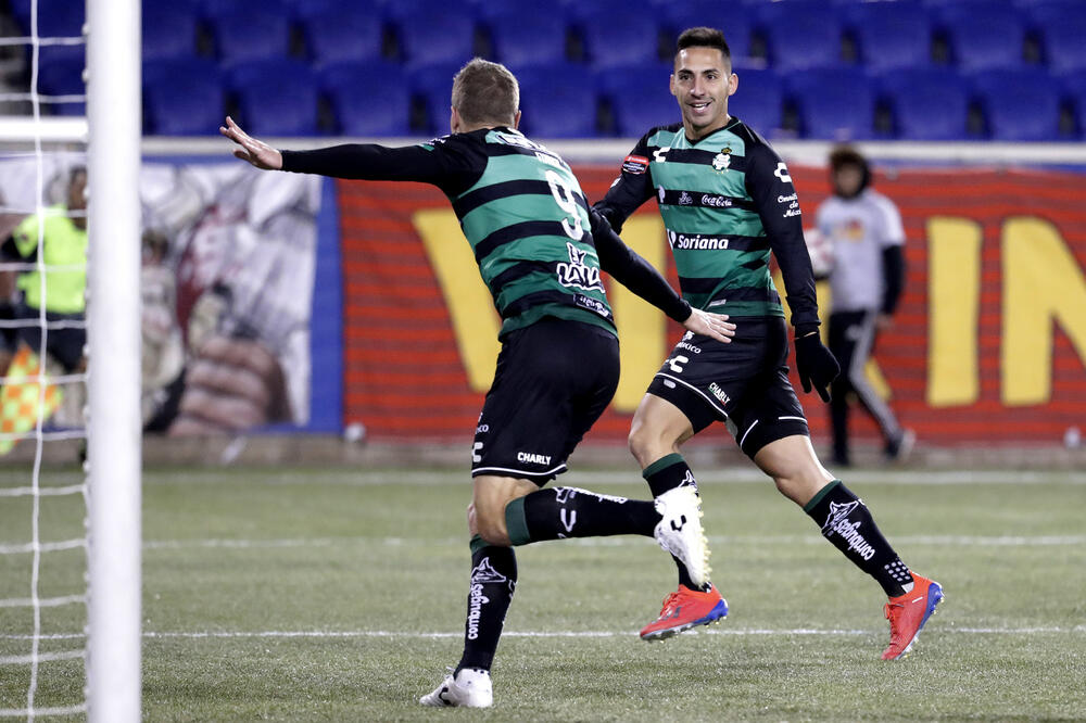 Furk i Korea, fudbaleri Santos Lagune, Foto: Julio Cortez