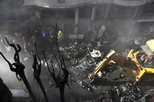 Pakistan: Iz olupine aviona izvučena tijela 57 žrtava, dvije osobe...