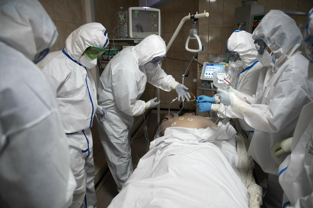 Doktori pored pacijenta oboljelog od koronavirusa: Detalj iz bolnice u Moskvi, Foto: AP