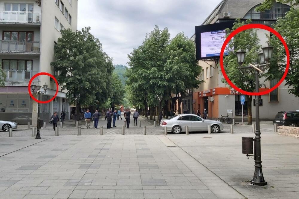 Polomljene zastave na Trgu slobode u Bijelom Polju, Foto: Jadranka Ćetković