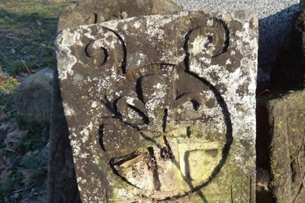 Stećak (detalj) sa područja Kalesije