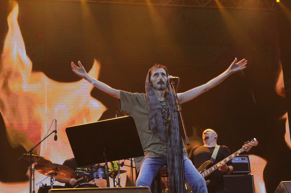 Goran Bare i njegov bend "Majke" nastupaju poslednje večeri 17. Beogradskog bir festa, Foto: Nebojša Mićković/Beta