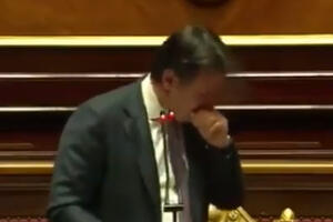 Italija: Premijer kašljao u parlamentu, poslanici negodovali