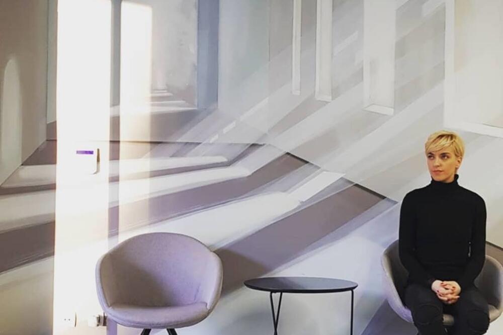 Pored svjetlosnog murala: Živković, Foto: Privatna arhiva