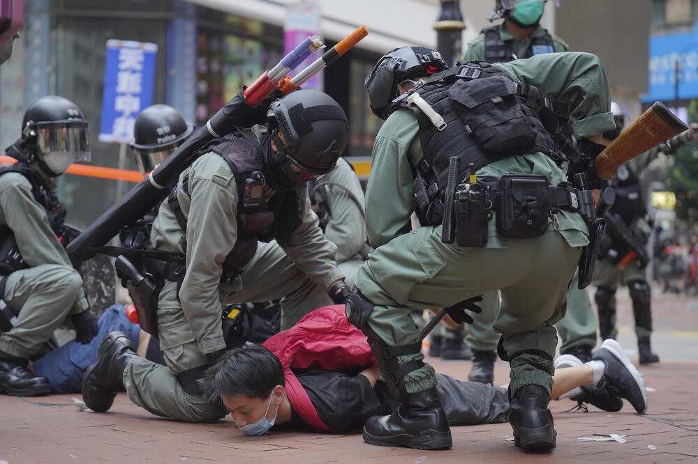 Policija hapsi jednog od demonstranata, Foto: AP