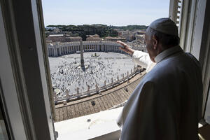 Građani ponovo na Trgu svetog Petra, papa pozvao na zaštitu...
