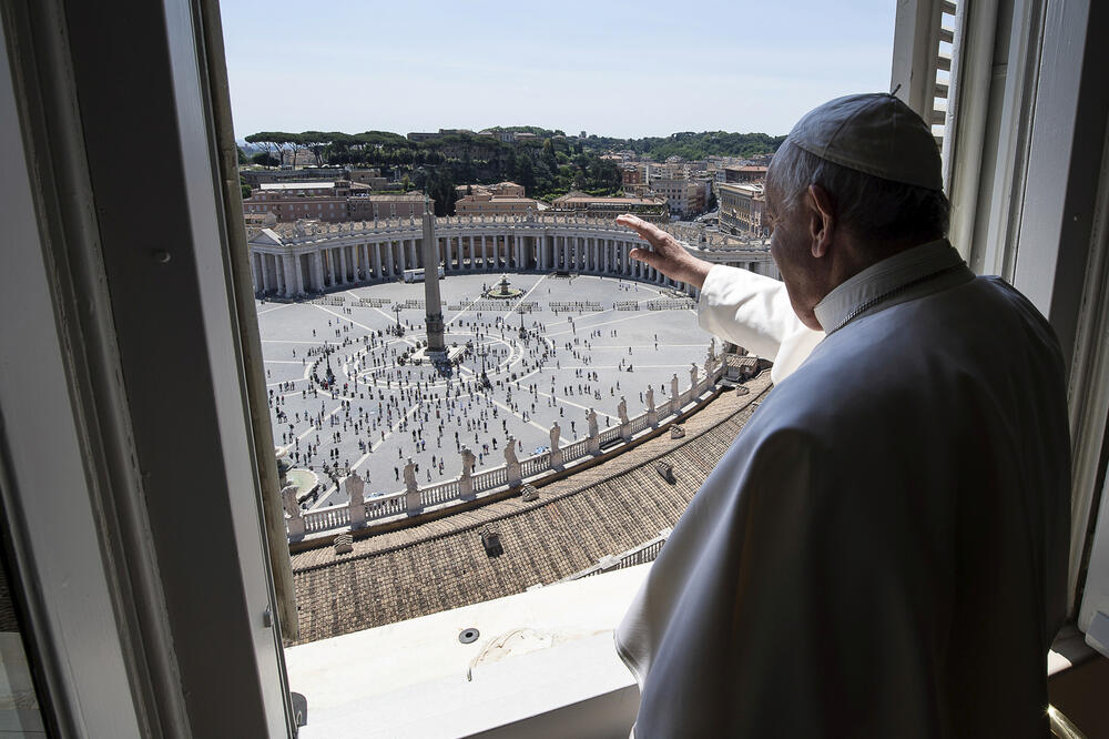 Papa pozdravlja okupljene građane, Foto: AP