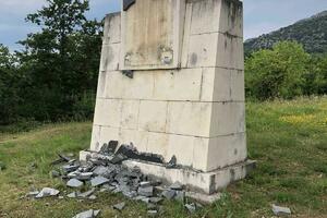 Oskrnavljen spomenik organizatorima Trinaestojulskog ustanka; GA:...