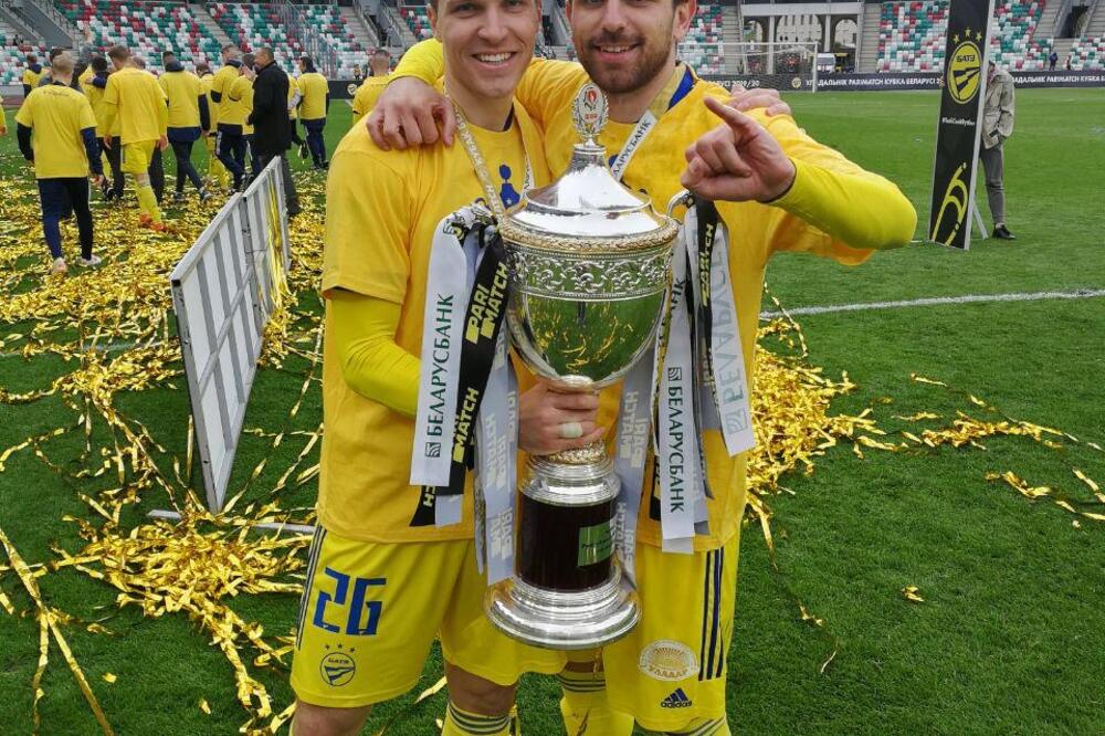 Milić i Kopitović slave sa peharom