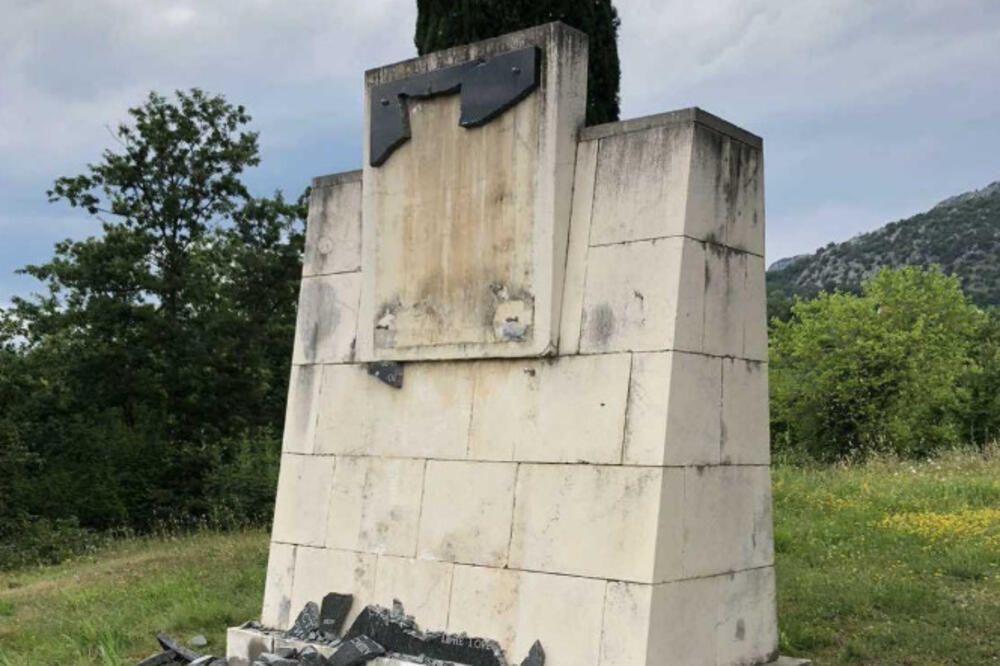 Polomljena ploča na spomeniku, Foto: Građanska alijansa/Facebook