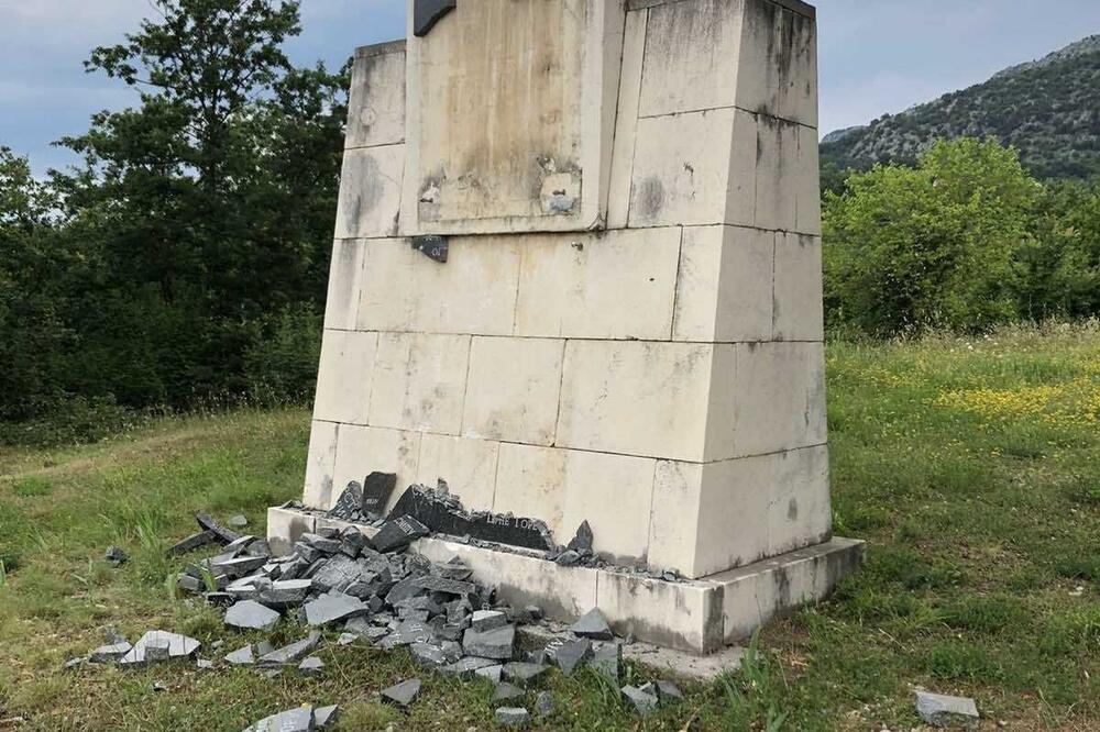 Oskrnavljeni spomenik na Ravnom lazu, Foto: Građanska alijansa