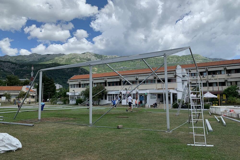 Počelo postavljanje šatora ispred zgrade SO gdje će biti sjednica, Foto: Vuk Lajović