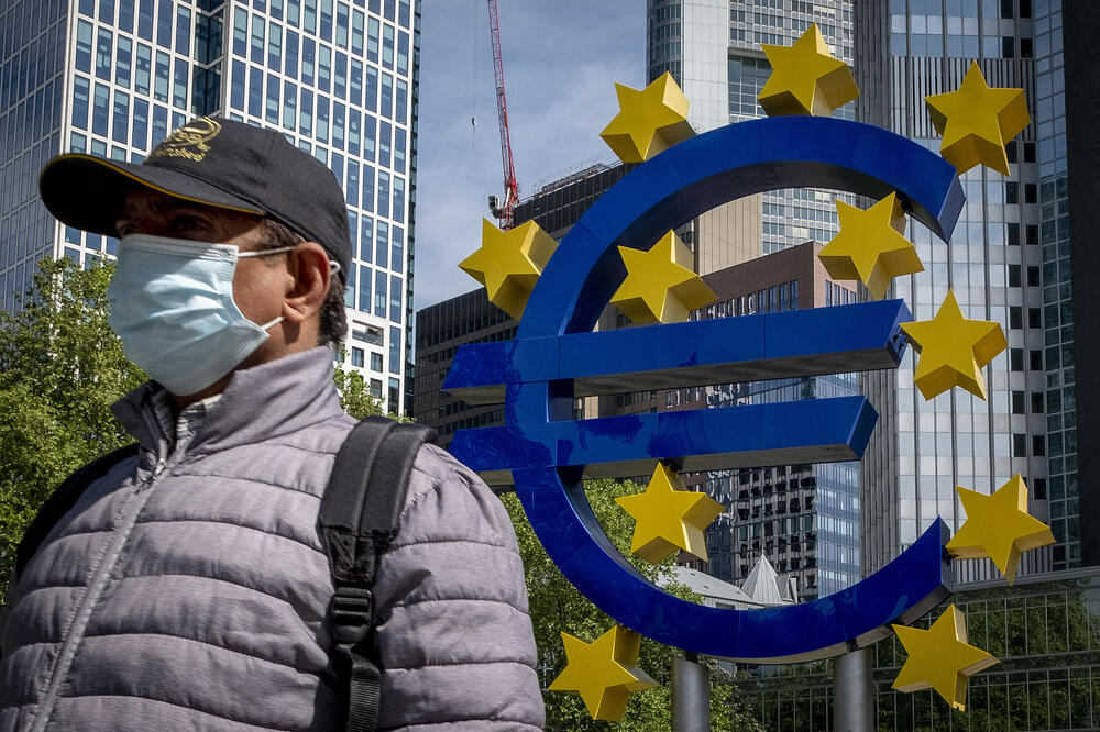 Šta ukoliko dođe do najgoreg scenarija: silueta evropske valute euro, Foto: AP