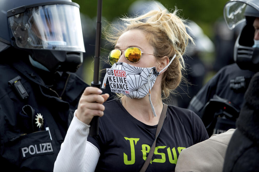 Protesti protiv mjera izolacije ispred parlamenta i Berlinu, Foto: AP