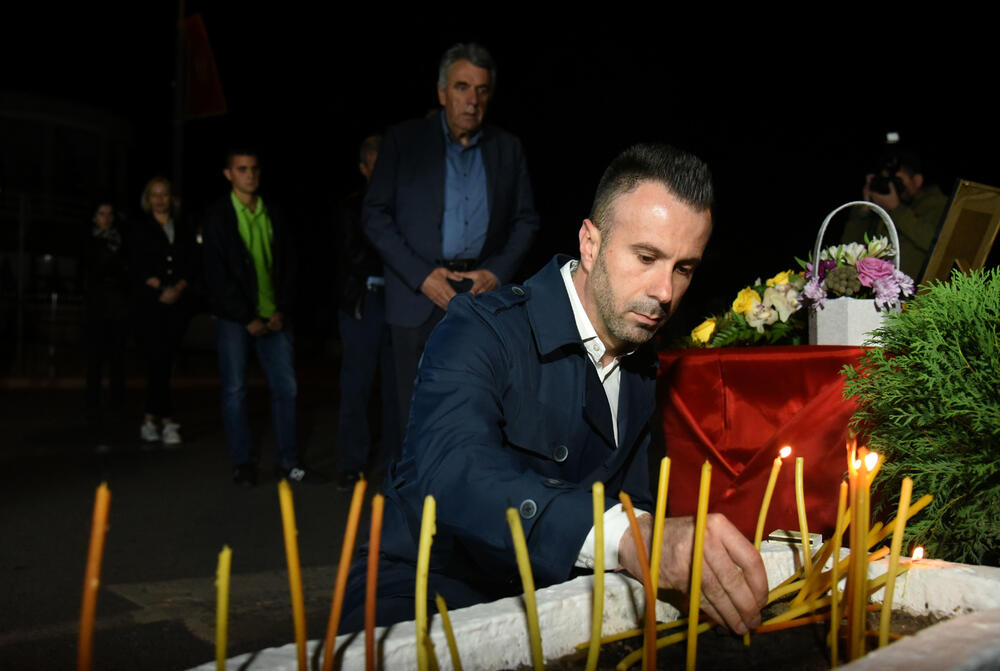 <p>Na mjestu gdje je prije 16 godina ubijen glavni i odgovorni urednik dnevnog lista "Dan" Duško Jovanović, građani su večeras zapalili svijeće.</p>  <p>Crnogorski istražitelji ni nakon 16 godina nijesu otkrili ko je 27. maja 2004. u Podgorici ispalio smrtonosne hice u Jovanovića.</p>  <p>Vlasnik i glavni urednik “Dana” ubijen je nakon što je izašao iz redakcije.</p>  <p>Za učešće u ubistvu do sada je optužen jedino Podgoričanin Damir Mandić, kome je Apelacioni sud u aprilu 2017. potvrdio presudu za saučesništvo i osudio ga na 19 godina zatvora.</p>  <p>Nalogodavci i egzekutori ostali su van domašaja pravde.</p>