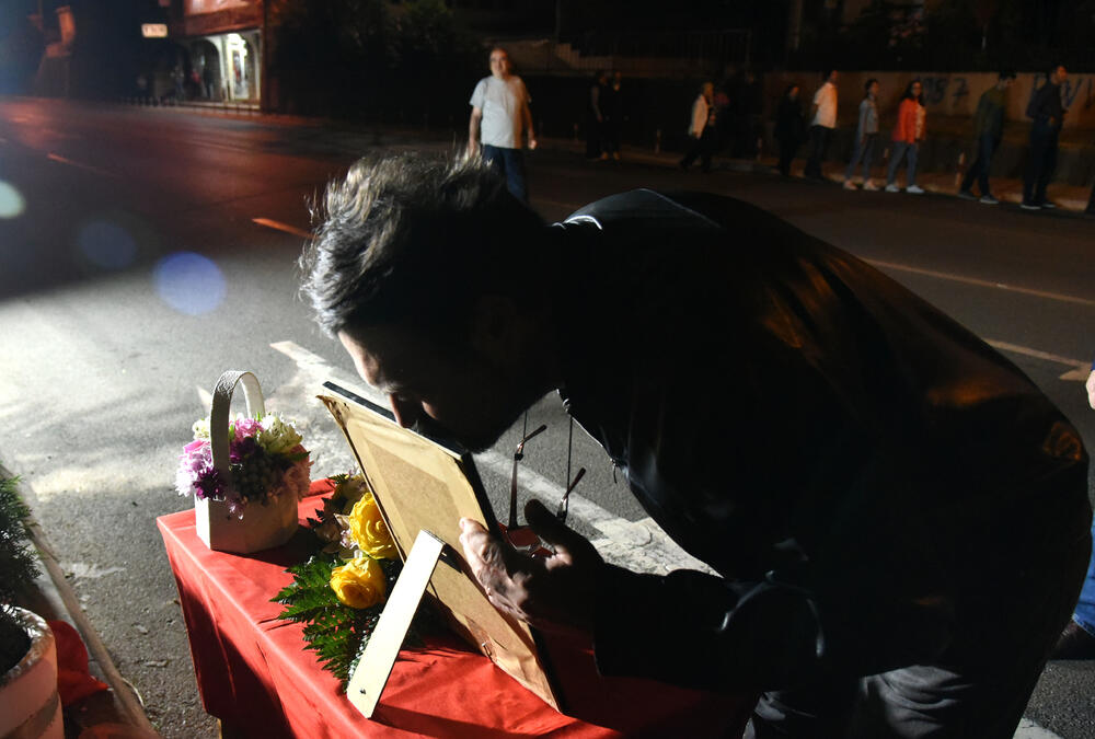 <p>Na mjestu gdje je prije 16 godina ubijen glavni i odgovorni urednik dnevnog lista "Dan" Duško Jovanović, građani su večeras zapalili svijeće.</p>  <p>Crnogorski istražitelji ni nakon 16 godina nijesu otkrili ko je 27. maja 2004. u Podgorici ispalio smrtonosne hice u Jovanovića.</p>  <p>Vlasnik i glavni urednik “Dana” ubijen je nakon što je izašao iz redakcije.</p>  <p>Za učešće u ubistvu do sada je optužen jedino Podgoričanin Damir Mandić, kome je Apelacioni sud u aprilu 2017. potvrdio presudu za saučesništvo i osudio ga na 19 godina zatvora.</p>  <p>Nalogodavci i egzekutori ostali su van domašaja pravde.</p>