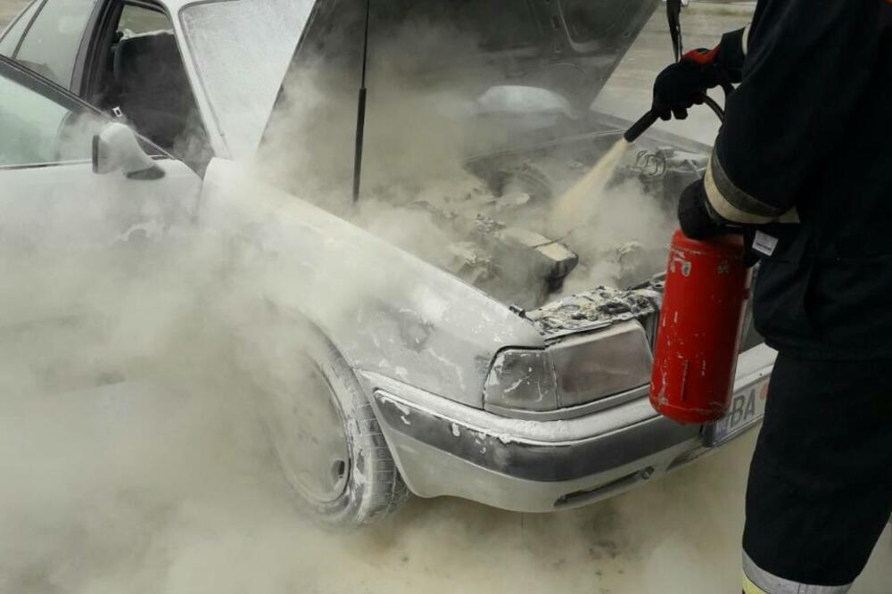 Gašenje automobila, Foto: Jadranka Ćetković