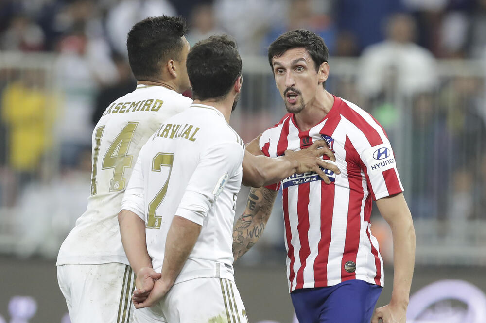 Mogao bi da se vrati na Ostrvo: Stefan Savić u raspravi sa Kazemirom i Danijem Karvahalom iz Reala, Foto: Beta/AP