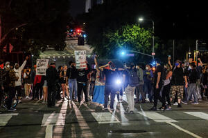 SAD: Protesti zbog smrti crnca pod koljenom policajca potresaju...