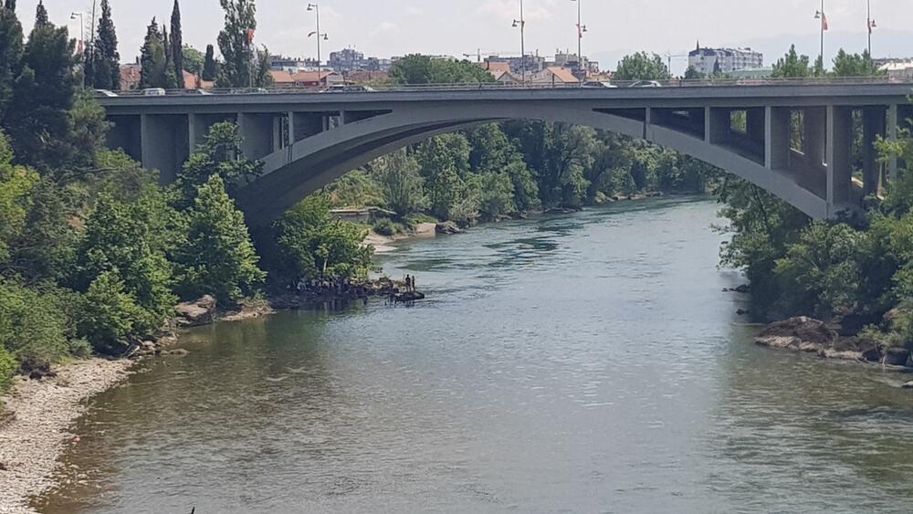 Polumaturanti OŠ 'Savo Pejanović' ispod mosta Blaža Jovanovića