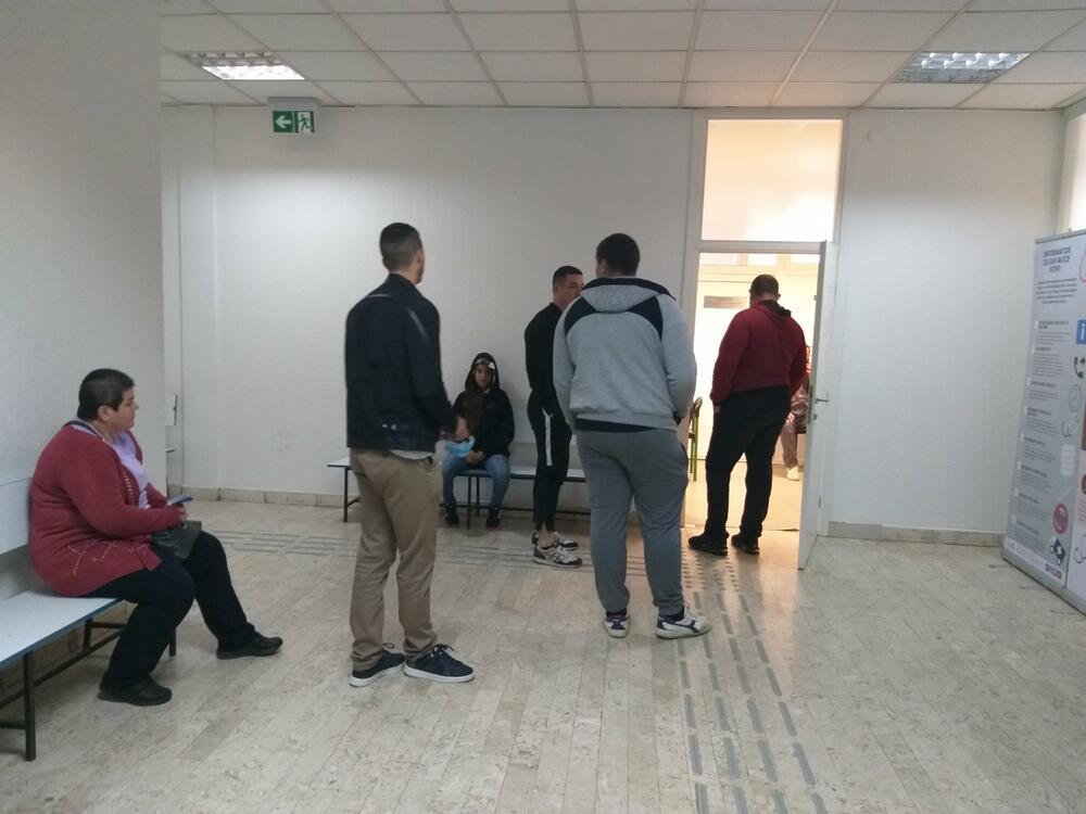 Građani čekaju red kako bi donirali krv