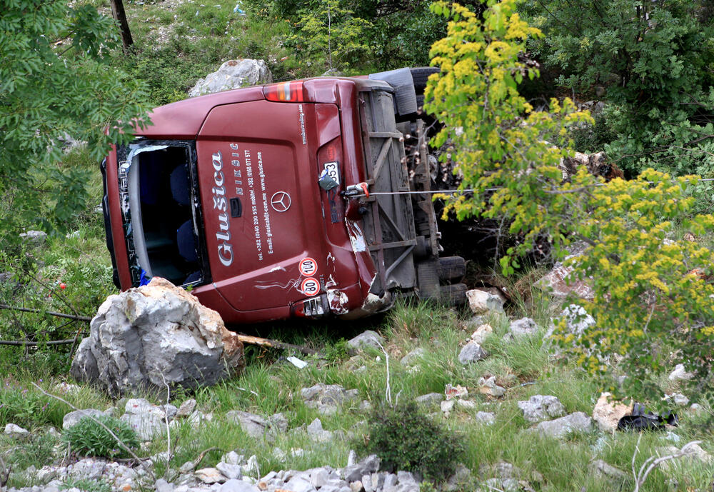 <p>Svi koji se nalaze u jedinici intezivne njege su stabilnih vitalnih paranetara i riječ je uglavnom o povredama i prelomima ekstremiteta i rebara</p>