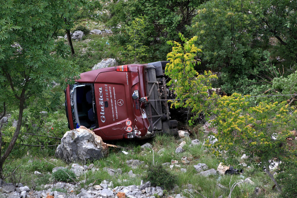 <p>Svi koji se nalaze u jedinici intezivne njege su stabilnih vitalnih paranetara i riječ je uglavnom o povredama i prelomima ekstremiteta i rebara</p>