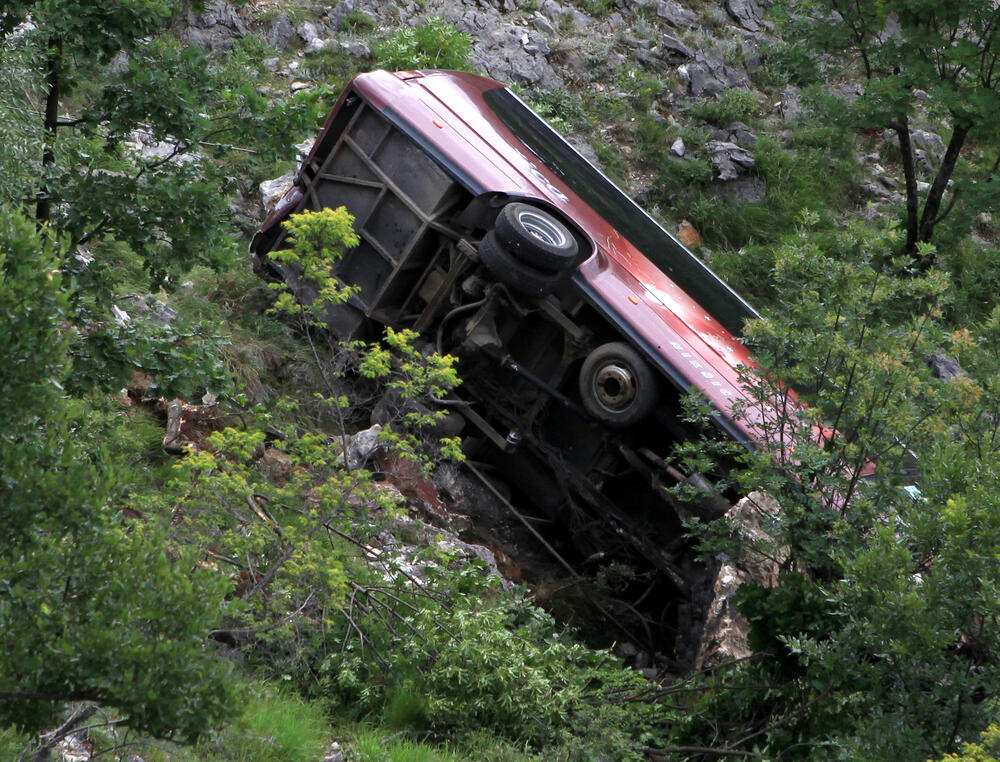<p>Svi koji se nalaze u jedinici intezivne njege su stabilnih vitalnih paranetara i riječ je uglavnom o povredama i prelomima ekstremiteta i rebara</p>