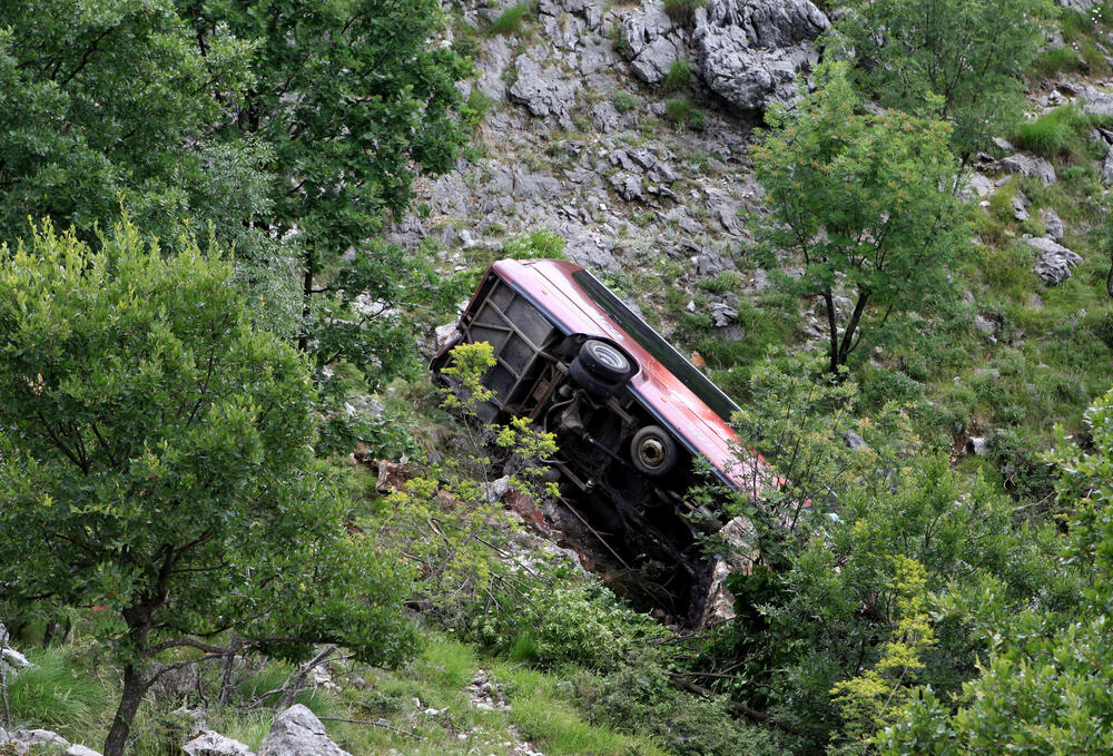 <p>Svi koji se nalaze u jedinici intezivne njege su stabilnih vitalnih paranetara i riječ je uglavnom o povredama i prelomima ekstremiteta i rebara</p>