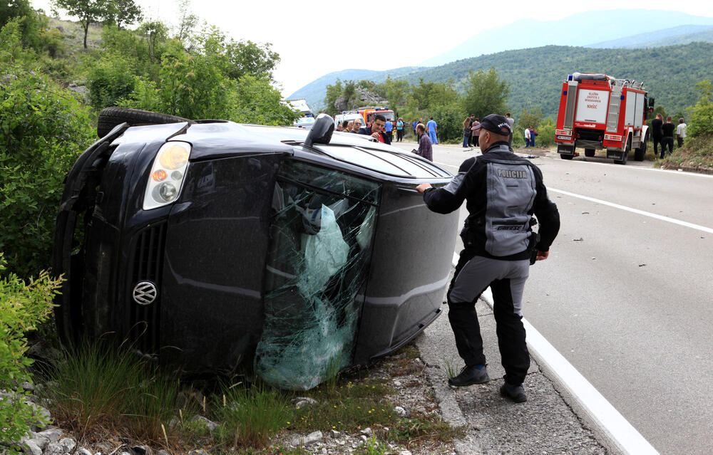 <p>Svi koji se nalaze u jedinici intezivne njege su stabilnih vitalnih paranetara i riječ je uglavnom o povredama i prelomima ekstremiteta i rebara</p>