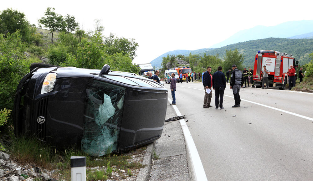 <p>Svi koji se nalaze u jedinici intezivne njege su stabilnih vitalnih paranetara i riječ je uglavnom o povredama i prelomima ekstremiteta i rebara</p>
