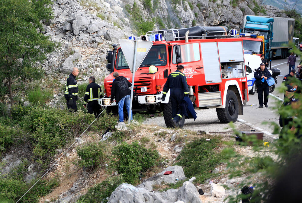 <p>Svi koji se nalaze u jedinici intezivne njege su stabilnih vitalnih paranetara i riječ je uglavnom o povredama i prelomima ekstremiteta i rebara</p>